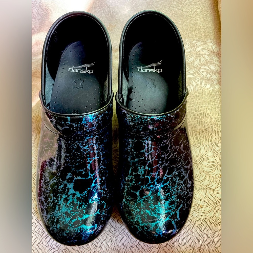 Dansko Women’s Professional clogs. Size 38. 7.5-8 US. 
Excellent condition.